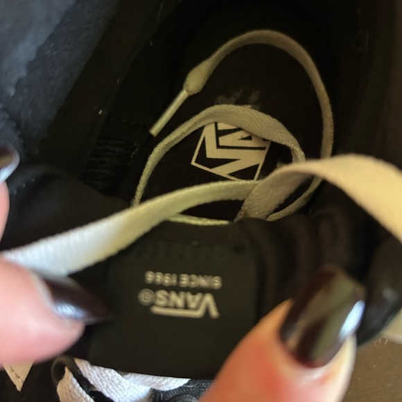 Vans - Picture 4 of 6